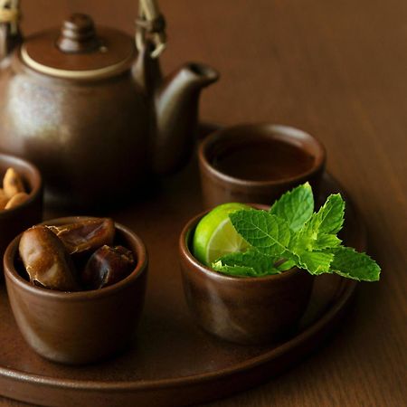 Al Bustan Palace, A Ritz-Carlton Hotel Maszkat Kültér fotó A Japanese tea set