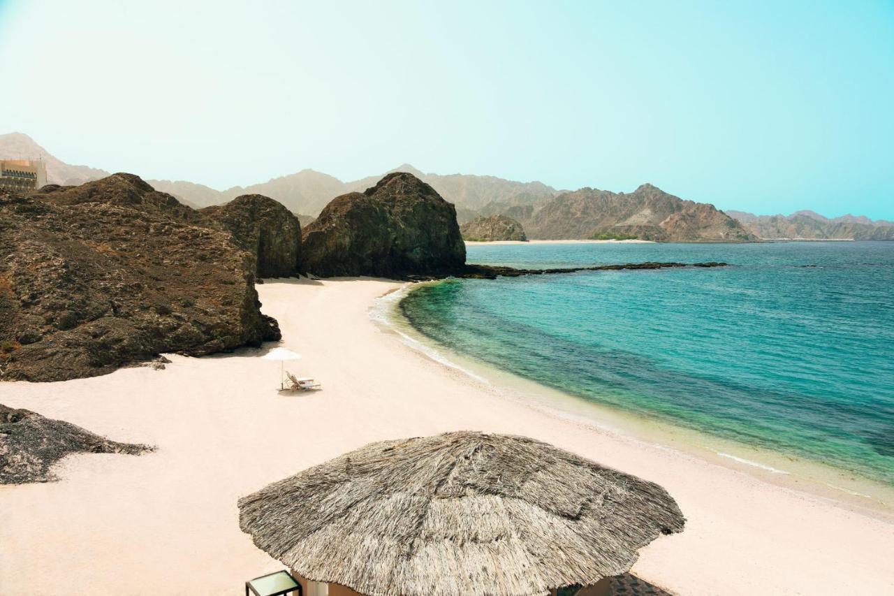 Al Bustan Palace, A Ritz-Carlton Hotel Maszkat Kültér fotó A beach in the resort