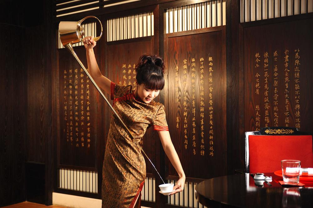 Al Bustan Palace, A Ritz-Carlton Hotel Maszkat Kültér fotó A geisha in a restaurant