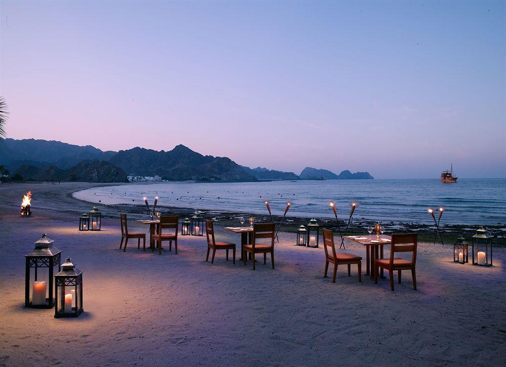 Al Bustan Palace, A Ritz-Carlton Hotel Maszkat Kültér fotó Beachfront dining at The Shore