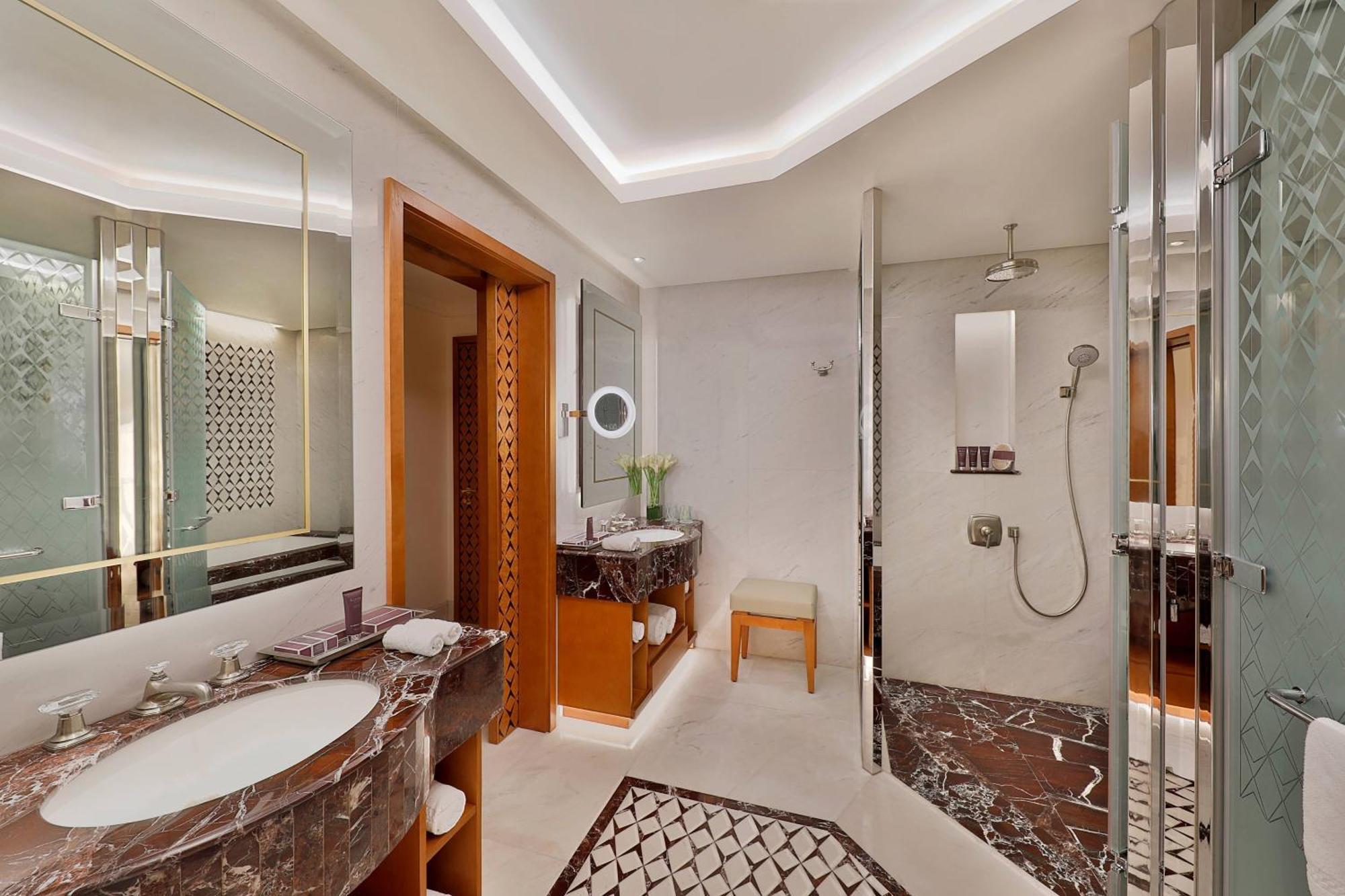 Al Bustan Palace, A Ritz-Carlton Hotel Maszkat Kültér fotó Bathroom