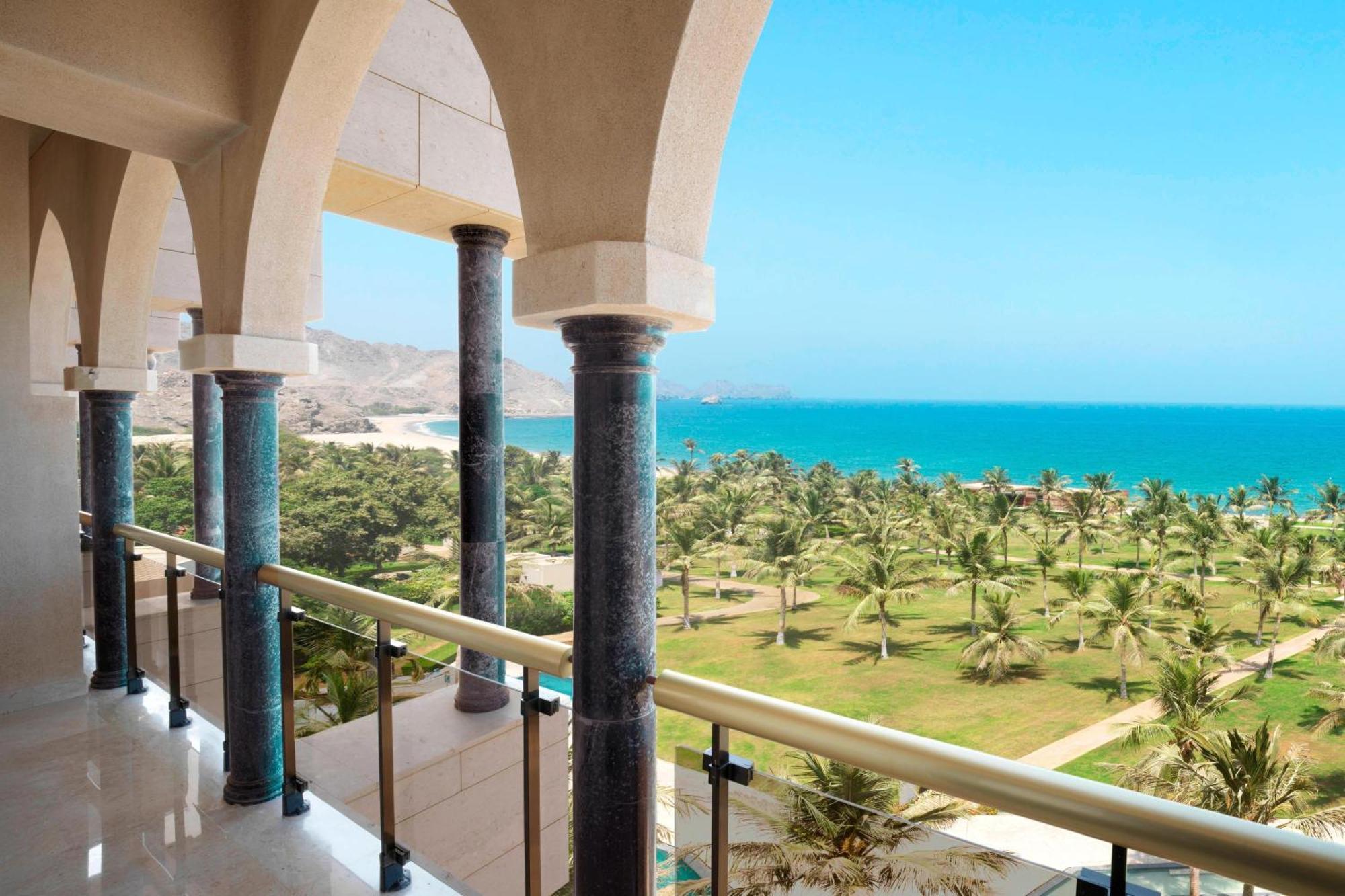 Al Bustan Palace, A Ritz-Carlton Hotel Maszkat Kültér fotó View of the beach from the hotel
