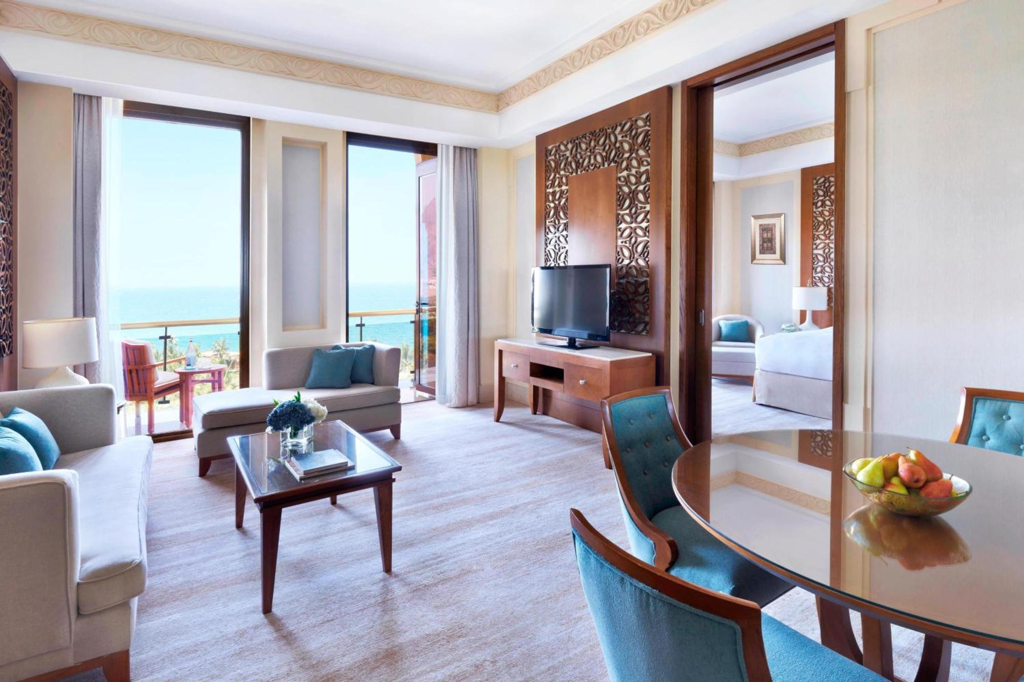 Al Bustan Palace, A Ritz-Carlton Hotel Maszkat Kültér fotó A suite at the Jumeirah Atlantis