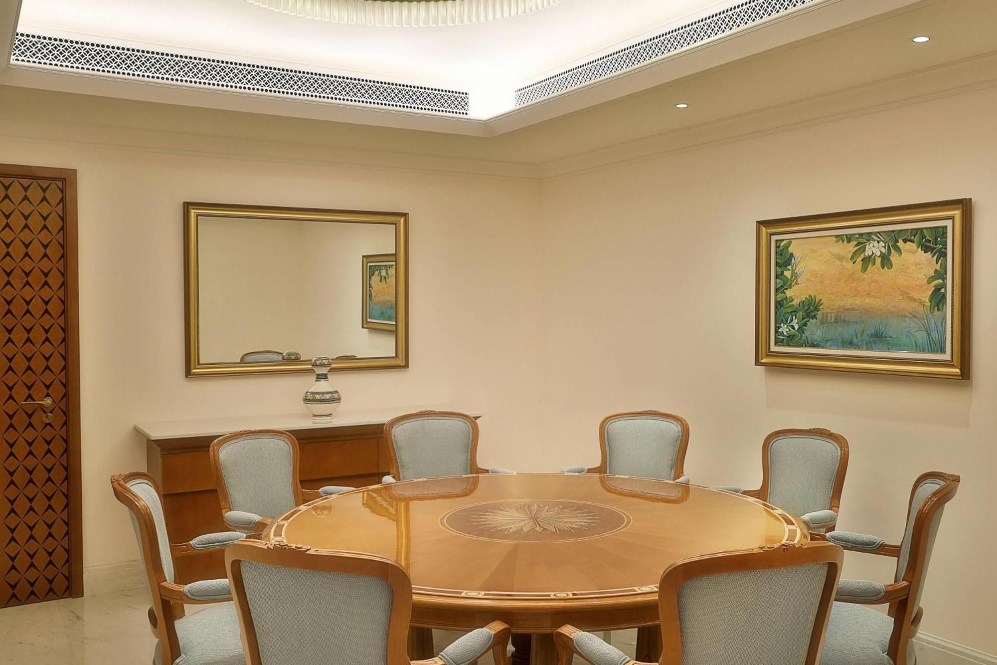 Al Bustan Palace, A Ritz-Carlton Hotel Maszkat Kültér fotó A meeting room at the residence of the Ambassador of India to the United States