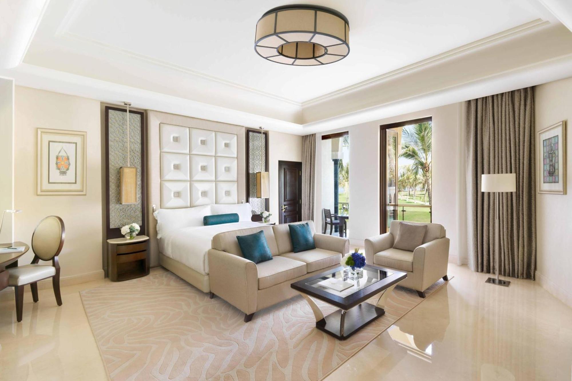 Al Bustan Palace, A Ritz-Carlton Hotel Maszkat Kültér fotó A suite at the hotel