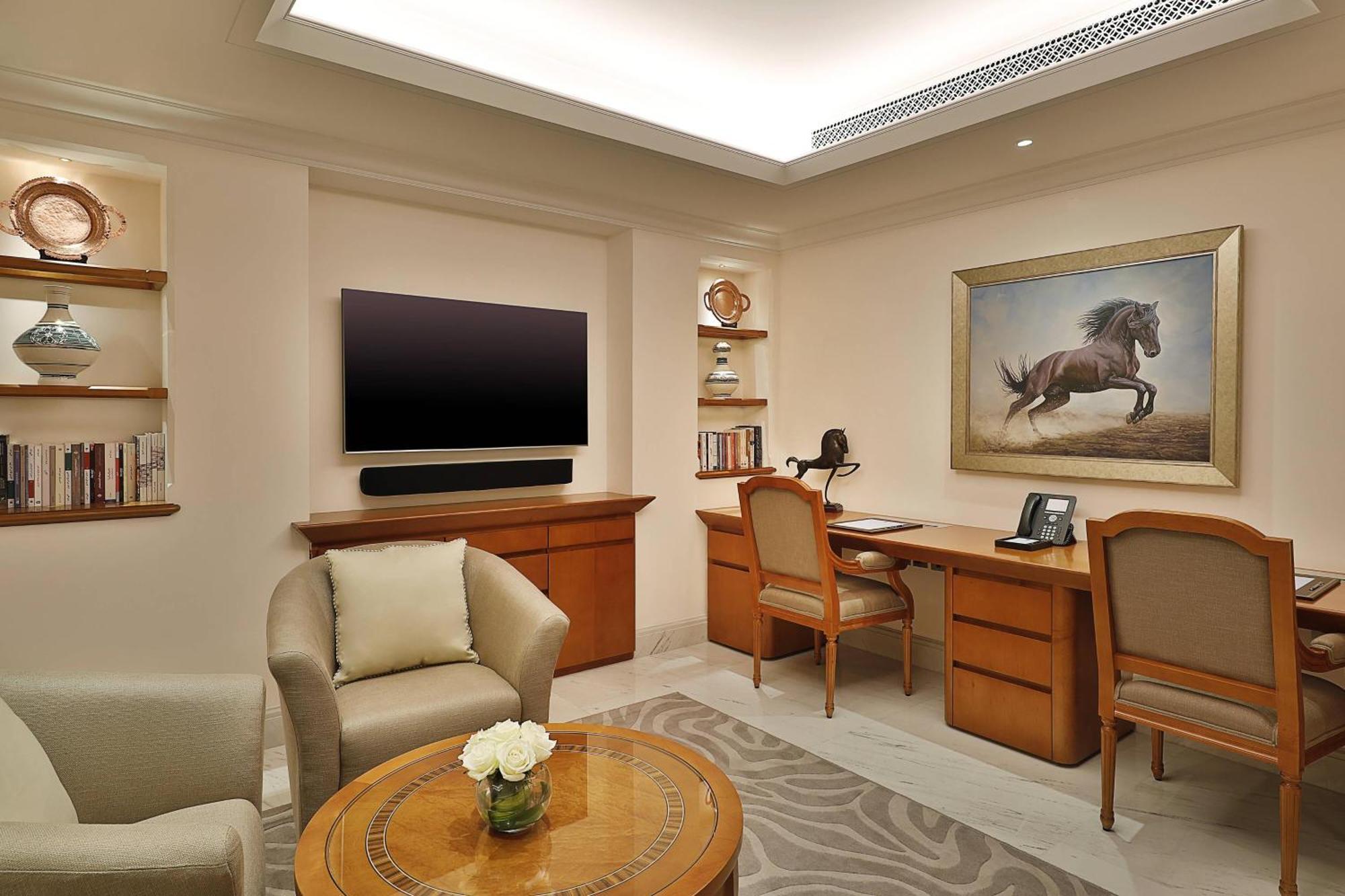 Al Bustan Palace, A Ritz-Carlton Hotel Maszkat Kültér fotó A study in a suite at the Taj Mahal Palace, Mumbai