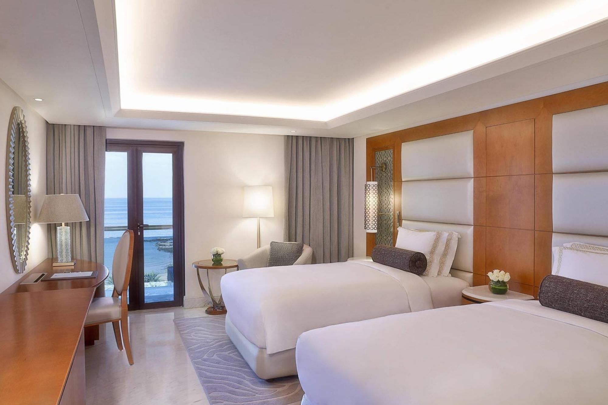 Al Bustan Palace, A Ritz-Carlton Hotel Maszkat Kültér fotó Deluxe Room
