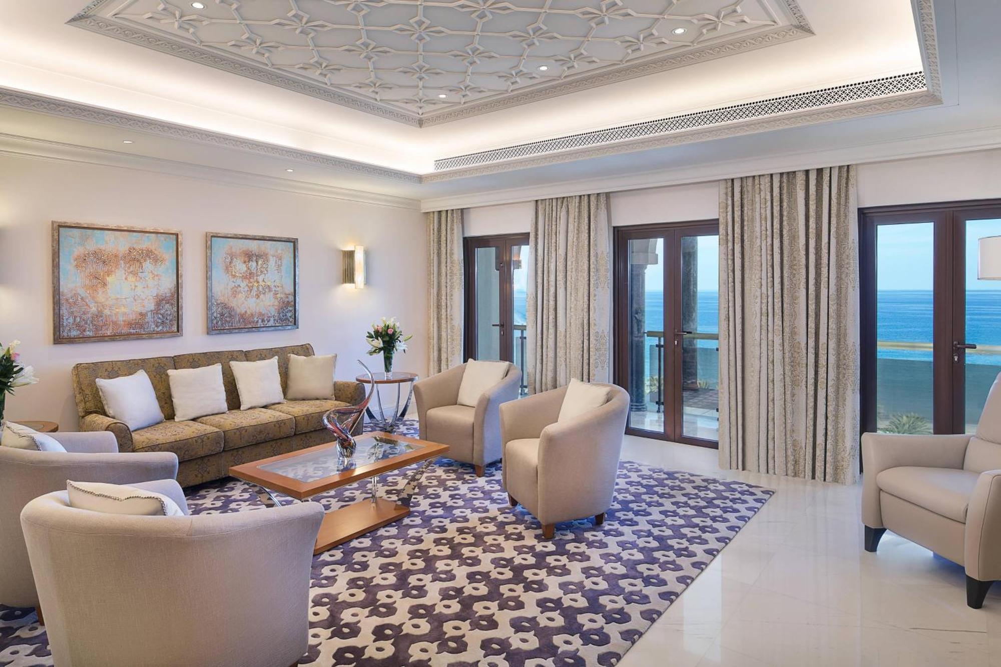 Al Bustan Palace, A Ritz-Carlton Hotel Maszkat Kültér fotó A living room at the Ritz-Carlton, DIFC