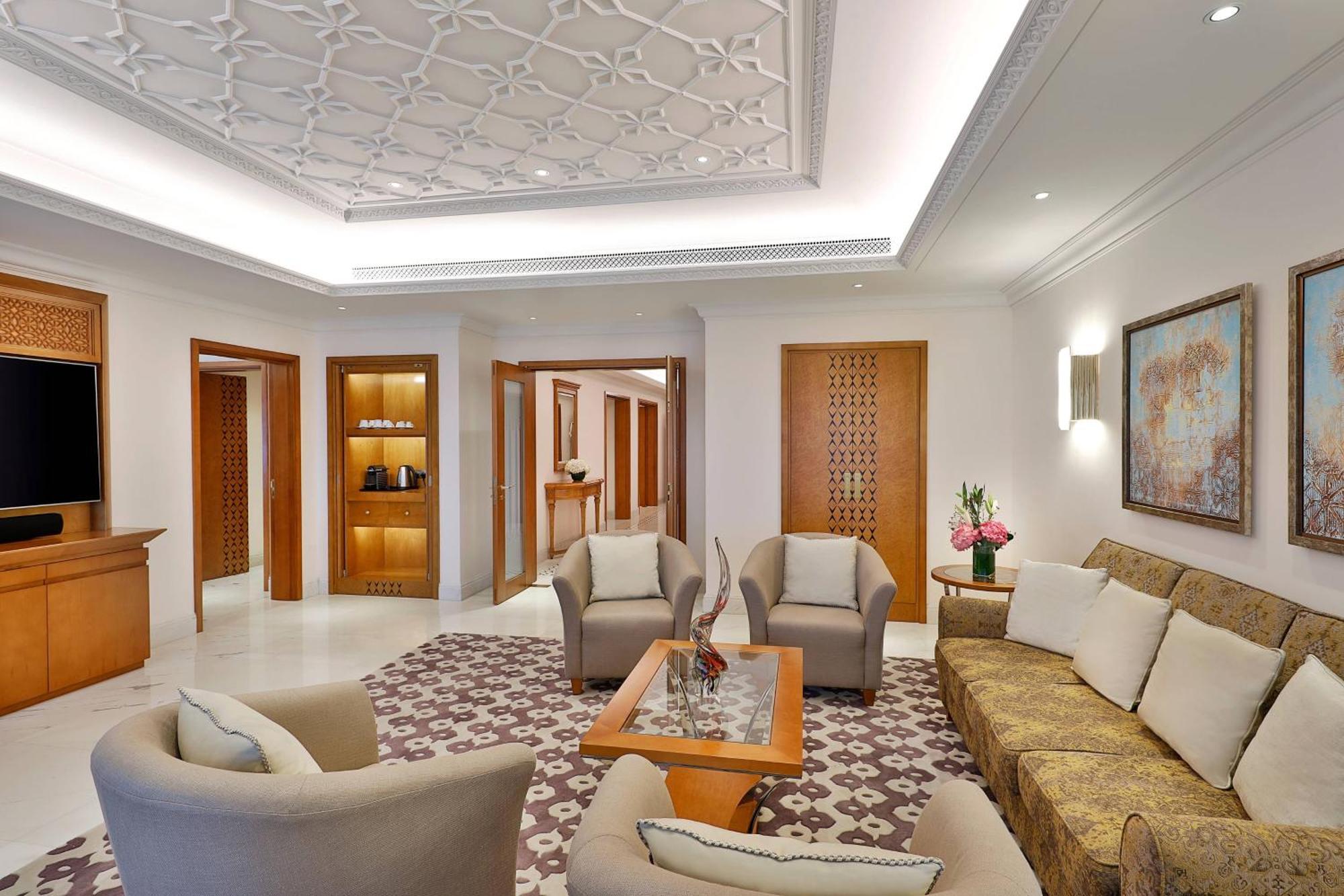 Al Bustan Palace, A Ritz-Carlton Hotel Maszkat Kültér fotó A suite at the Jumeirah Emirates Towers Hotel