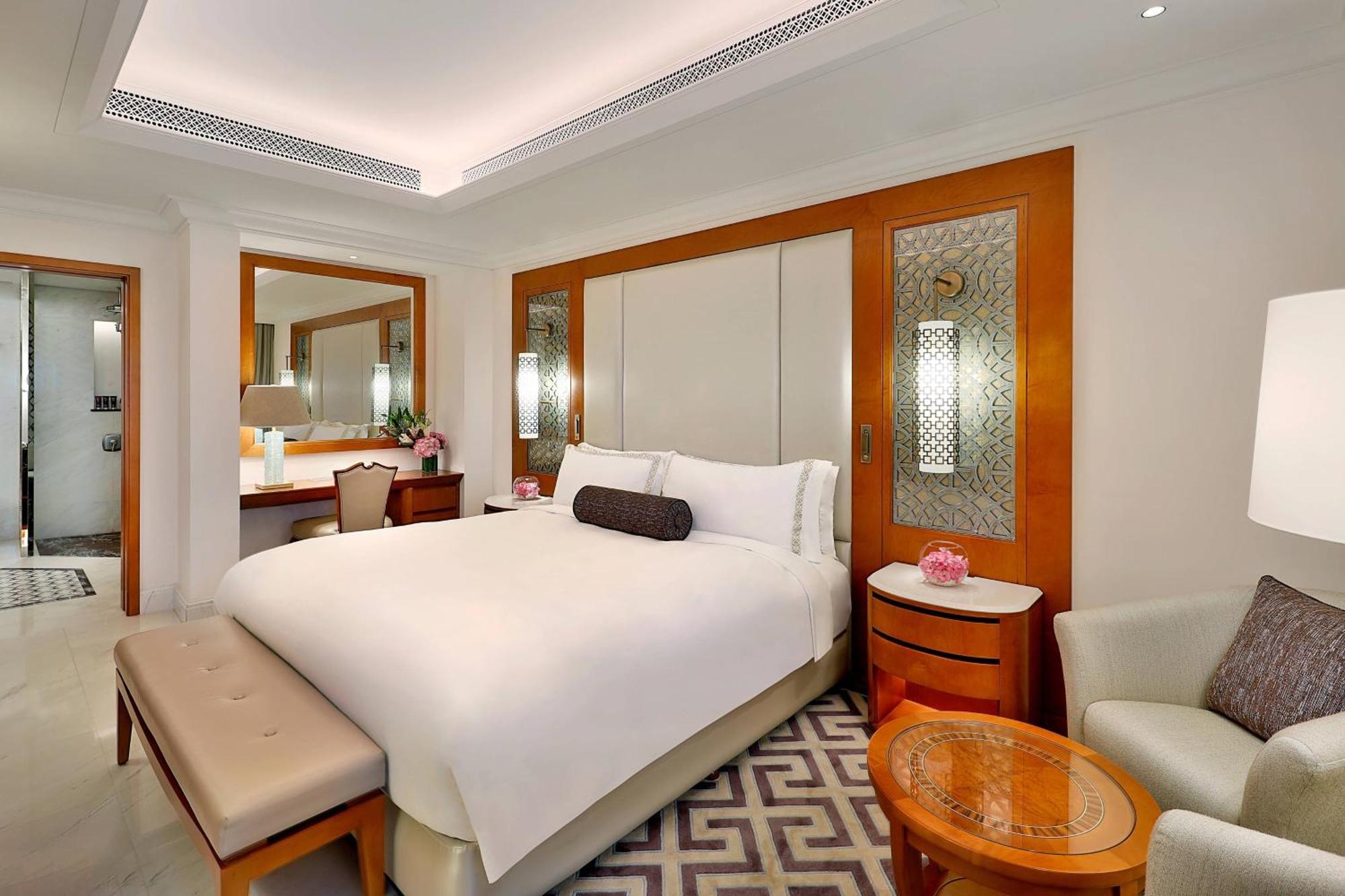 Al Bustan Palace, A Ritz-Carlton Hotel Maszkat Kültér fotó A room at the Taj Mahal Palace