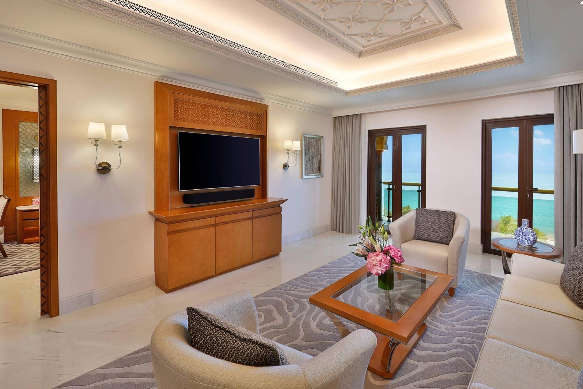 Al Bustan Palace, A Ritz-Carlton Hotel Maszkat Kültér fotó Living room of a suite