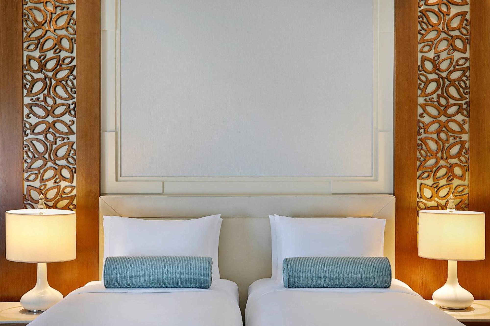 Al Bustan Palace, A Ritz-Carlton Hotel Maszkat Kültér fotó A bedroom at the hotel