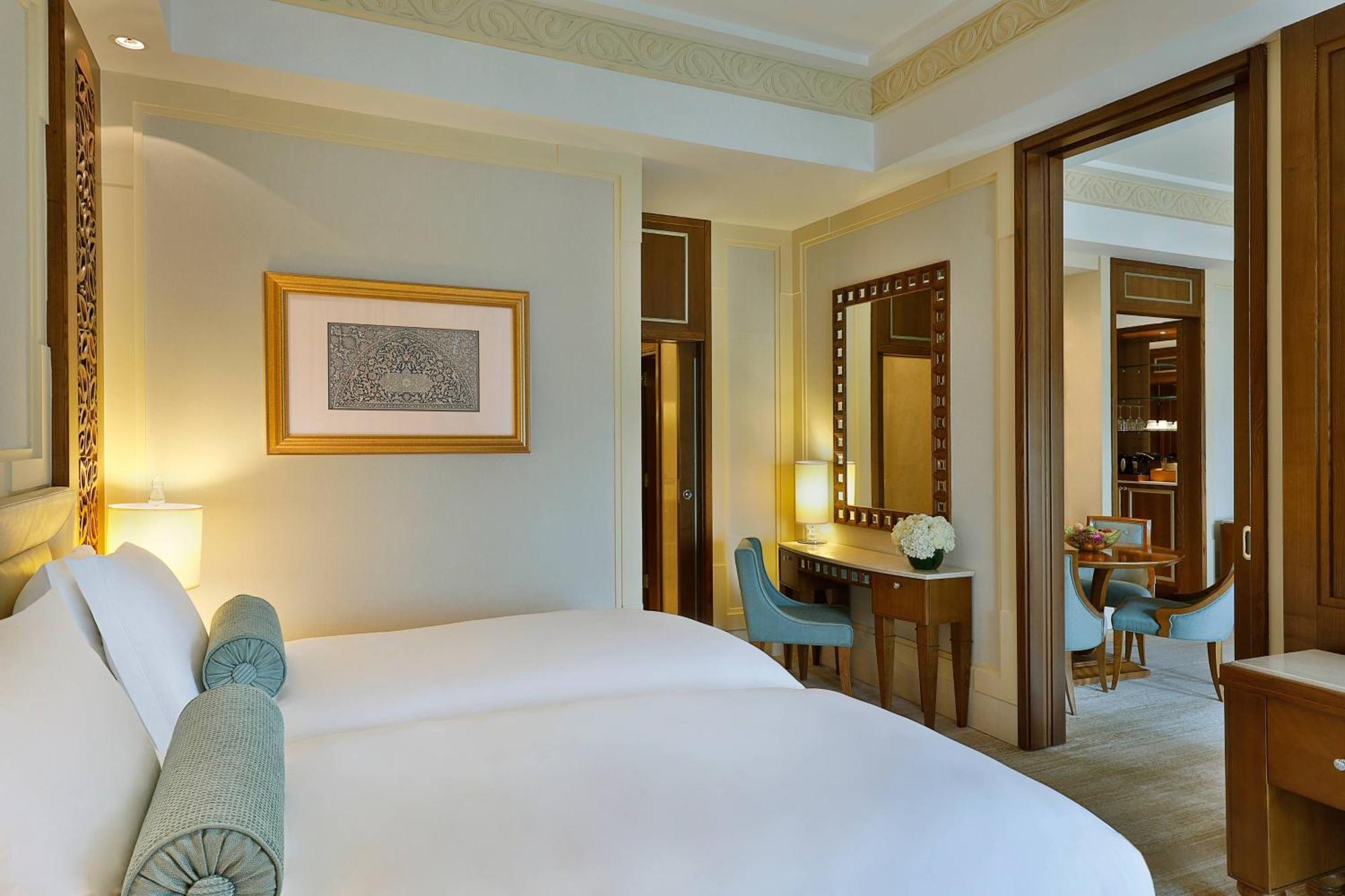 Al Bustan Palace, A Ritz-Carlton Hotel Maszkat Kültér fotó A bedroom at the Jumeirah Emirates Towers Hotel