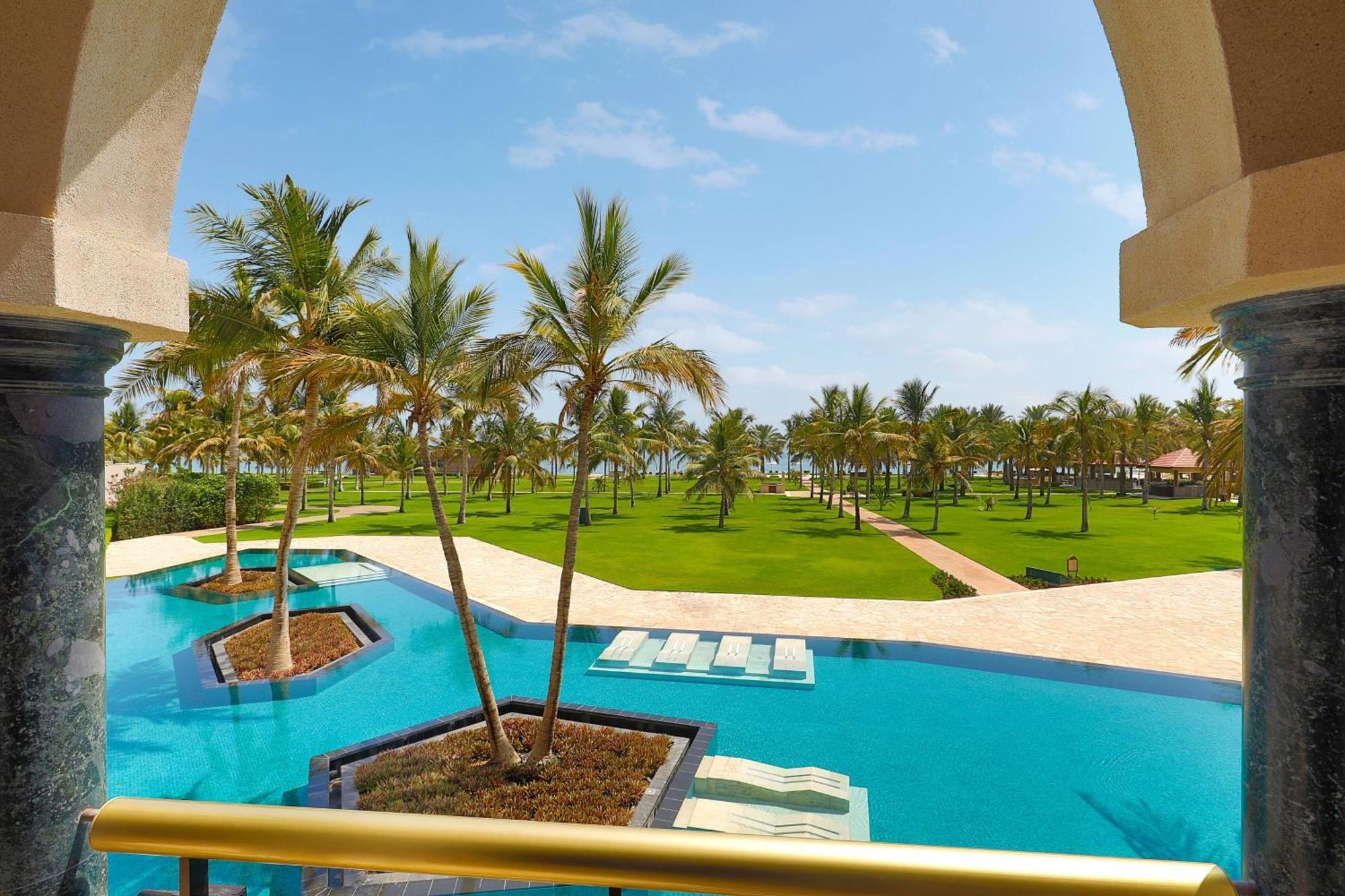 Al Bustan Palace, A Ritz-Carlton Hotel Maszkat Kültér fotó The pool at the resort