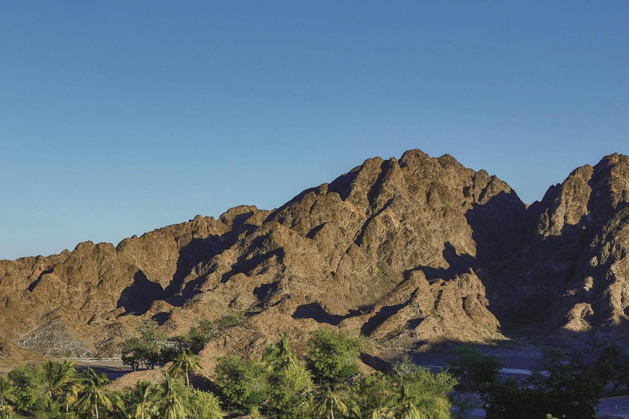 Al Bustan Palace, A Ritz-Carlton Hotel Maszkat Kültér fotó The Superstition Mountains