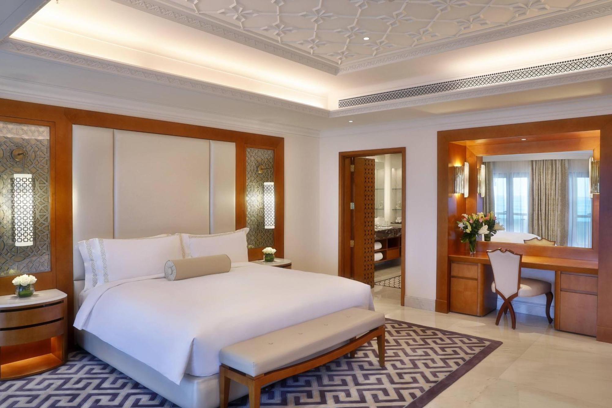 Al Bustan Palace, A Ritz-Carlton Hotel Maszkat Kültér fotó A bedroom at the Taj Mahal Palace