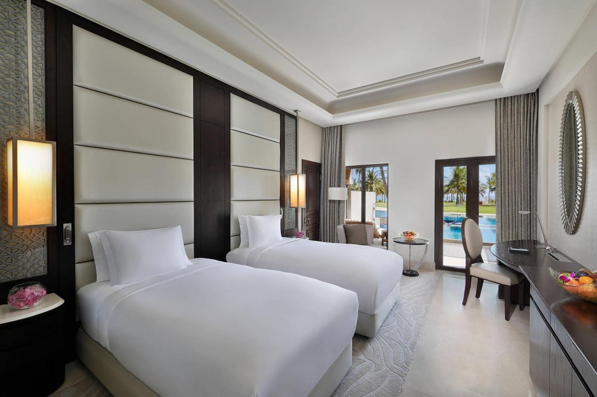 Al Bustan Palace, A Ritz-Carlton Hotel Maszkat Kültér fotó Deluxe Pool Access Room