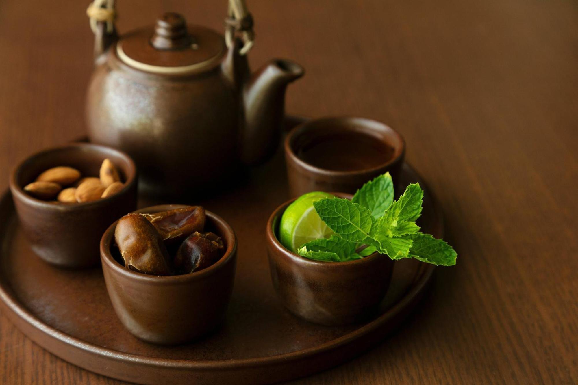 Al Bustan Palace, A Ritz-Carlton Hotel Maszkat Kültér fotó A Japanese tea set