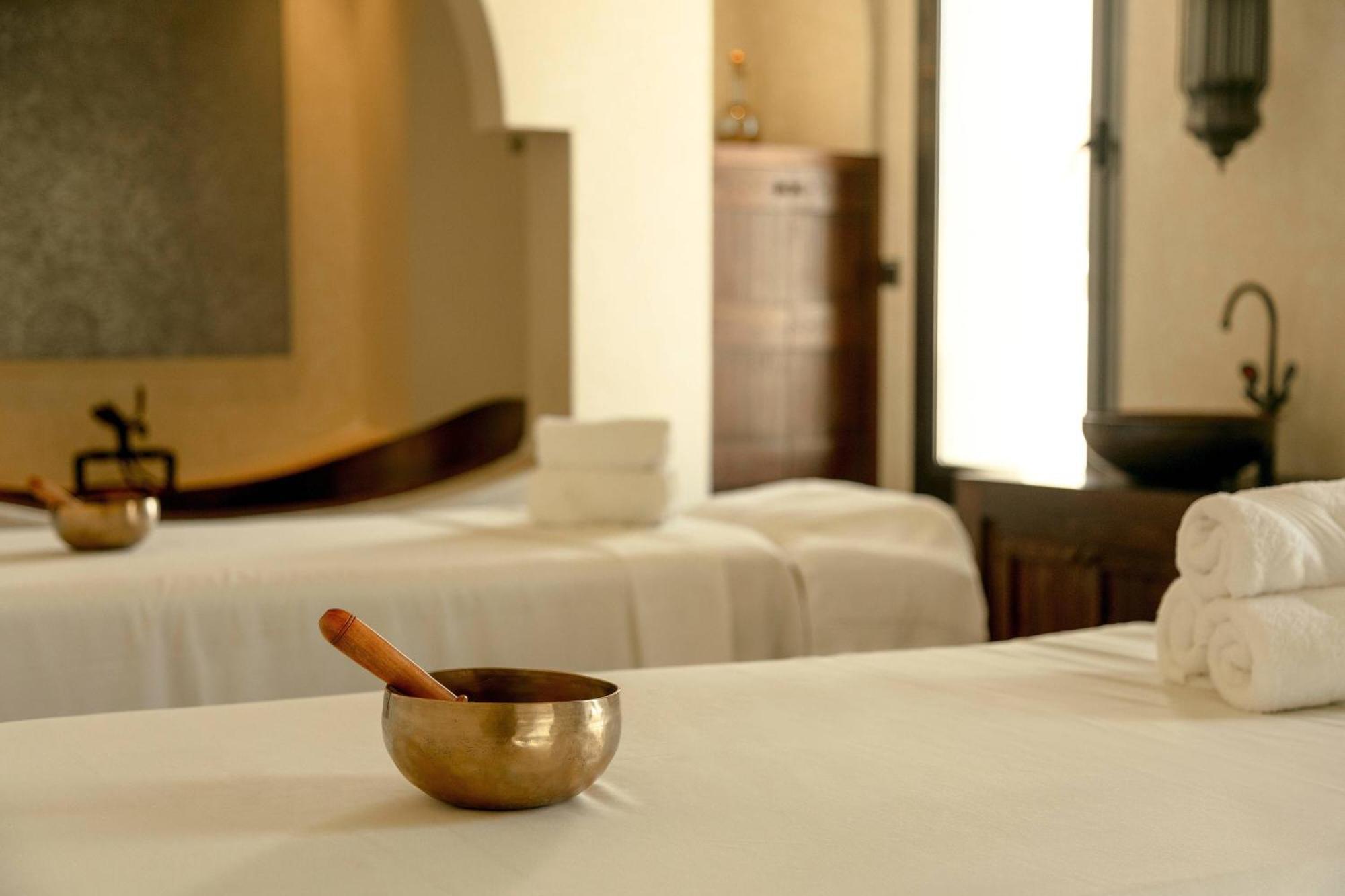 Al Bustan Palace, A Ritz-Carlton Hotel Maszkat Kültér fotó A singing bowl