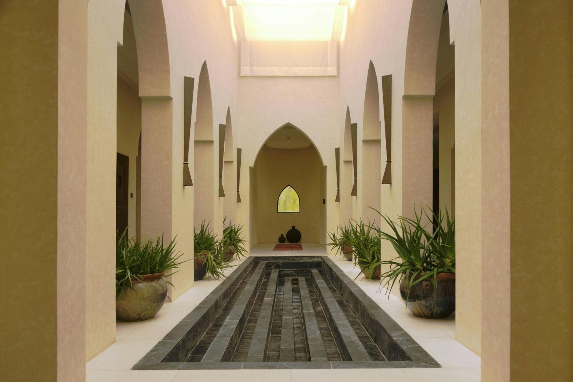 Al Bustan Palace, A Ritz-Carlton Hotel Maszkat Kültér fotó The interior of the hotel