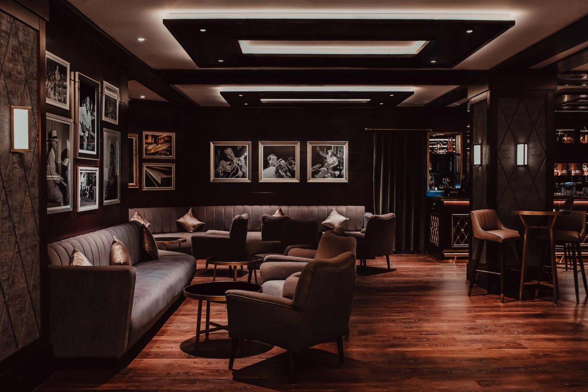 Al Bustan Palace, A Ritz-Carlton Hotel Maszkat Kültér fotó The interior of the lounge