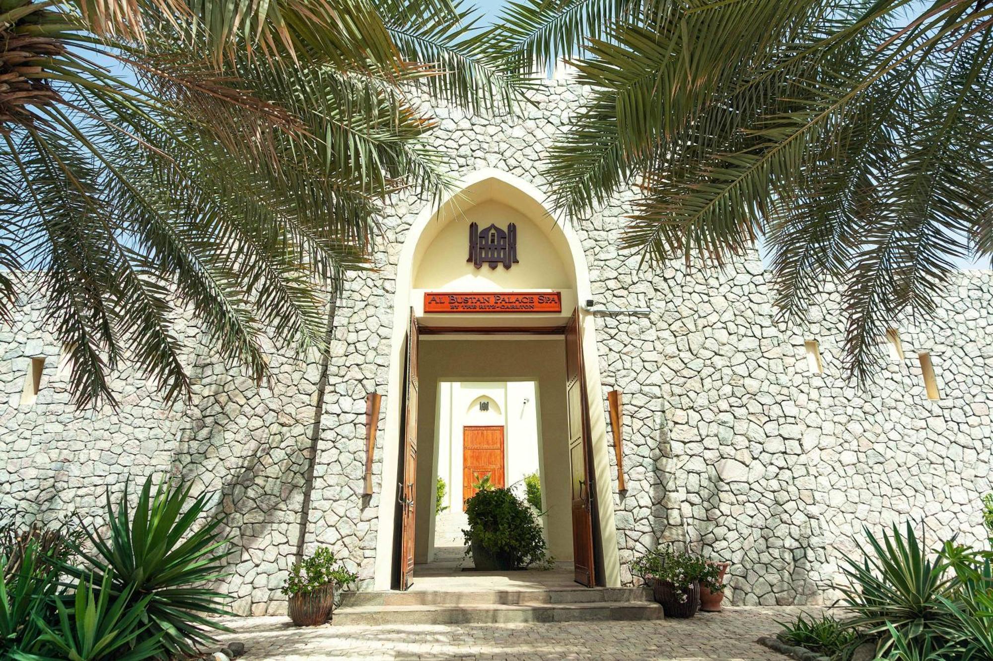 Al Bustan Palace, A Ritz-Carlton Hotel Maszkat Kültér fotó The entrance of the museum
