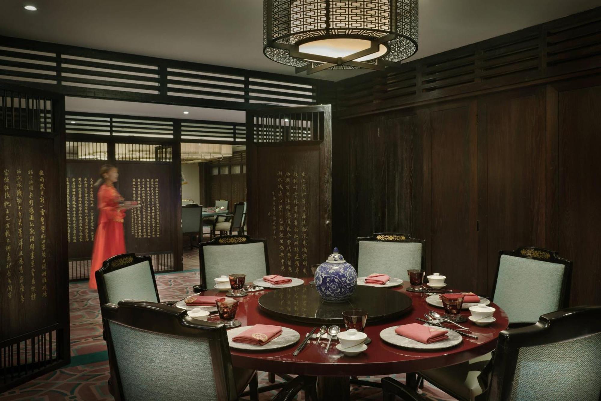 Al Bustan Palace, A Ritz-Carlton Hotel Maszkat Kültér fotó A private dining room at the restaurant