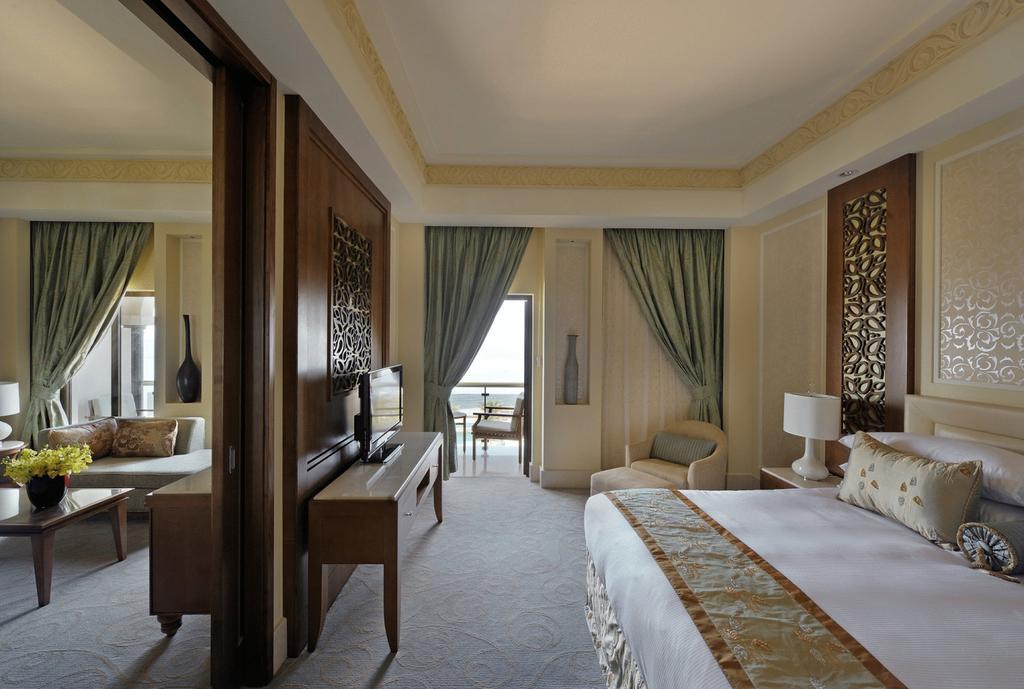 Al Bustan Palace, A Ritz-Carlton Hotel Maszkat Szoba fotó A guest room at the Jumeirah Emirates Towers Hotel