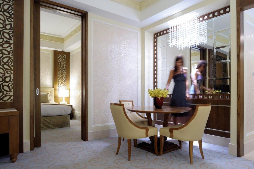 Al Bustan Palace, A Ritz-Carlton Hotel Maszkat Szoba fotó A suite at the Four Seasons Hotel, London